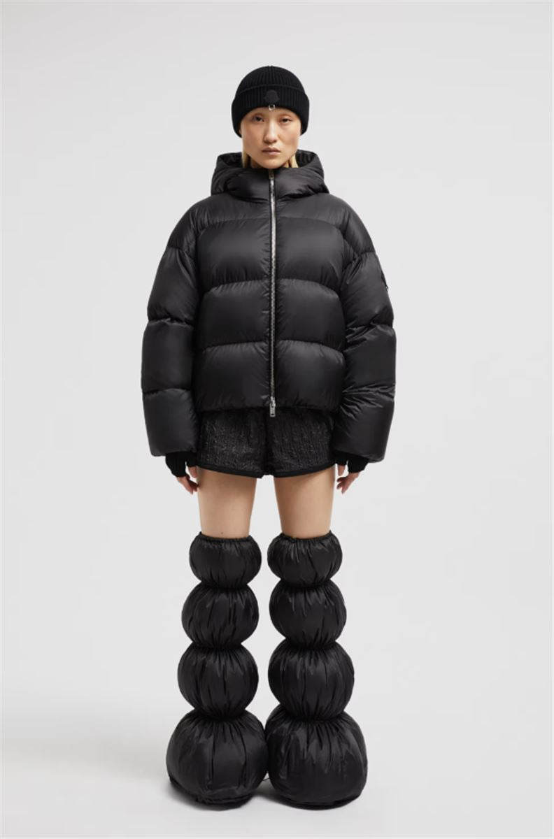 MONCLER X WILLOW SMITH SKAARA HOODED SHORT DOWN JACKET -  MONCLER -  Verso