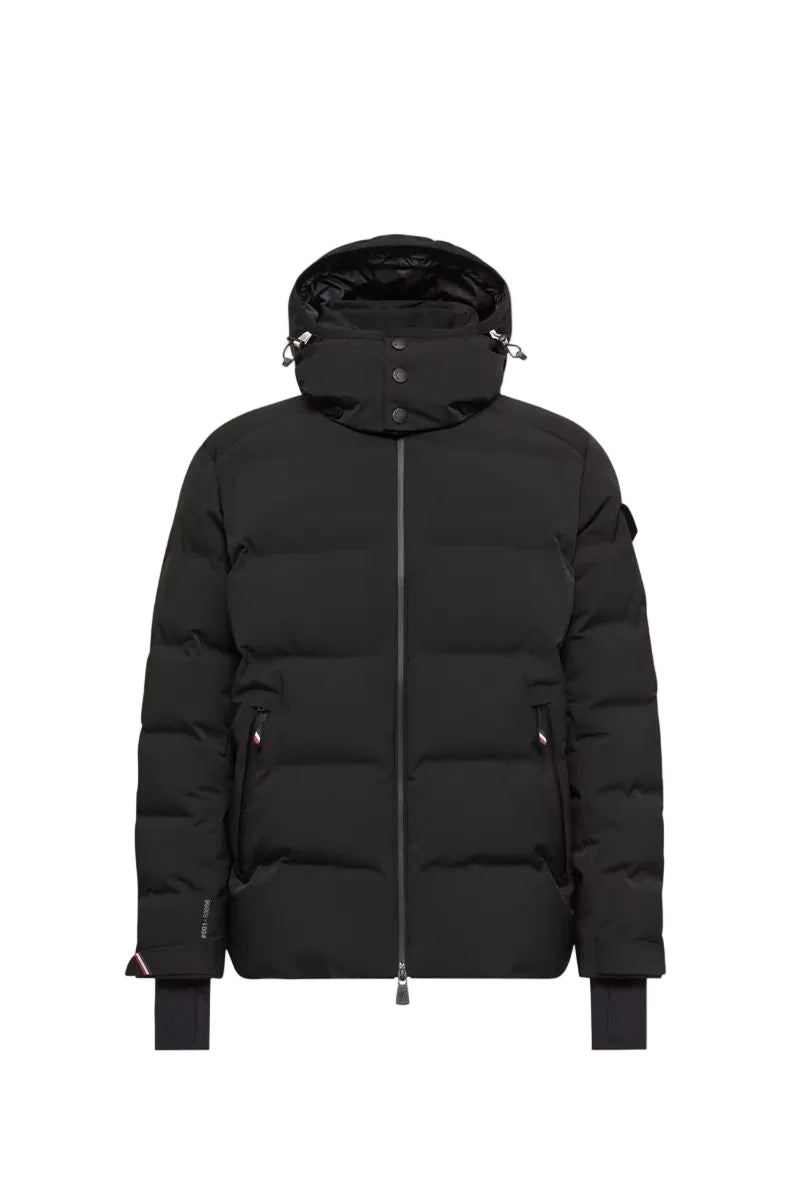 Made for protection and easy movement, the men's montgetech jacket blends wind‑ and water‑repellent protection with 4‑way stretch comfort.
