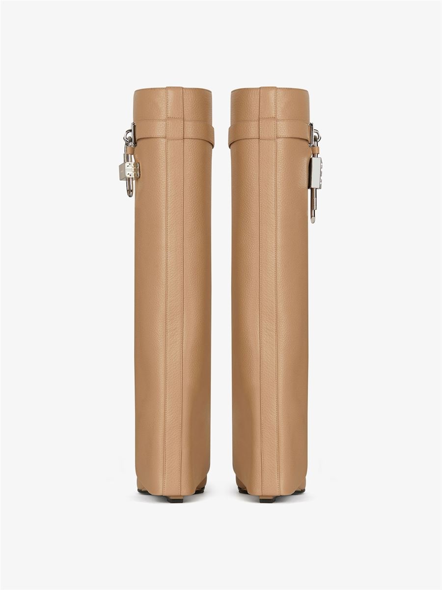SHARK LOCK BOOTS IN GRAINED LEATHER -  GIVENCHY -  Verso