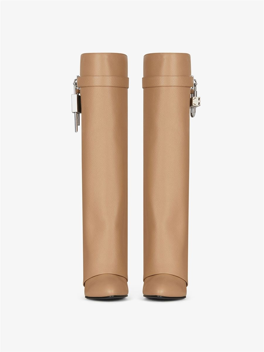 SHARK LOCK BOOTS IN GRAINED LEATHER -  GIVENCHY -  Verso