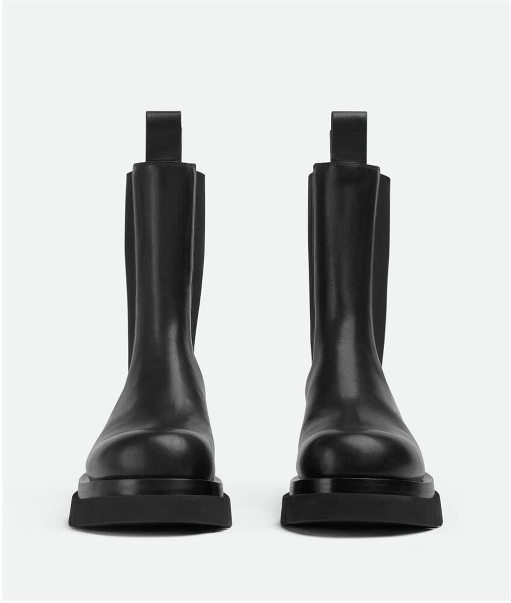 VEGETABLE-TANNED LEATHER CHELSEA BOOTS. BOTTEGA VENETA
