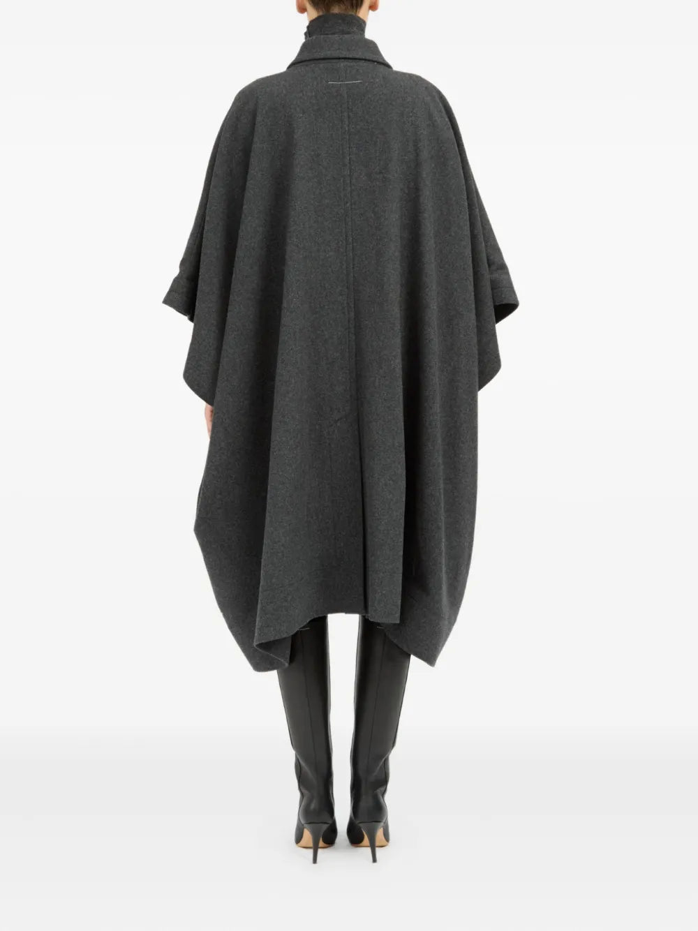 Asymmetric cape-MM6-Verso
