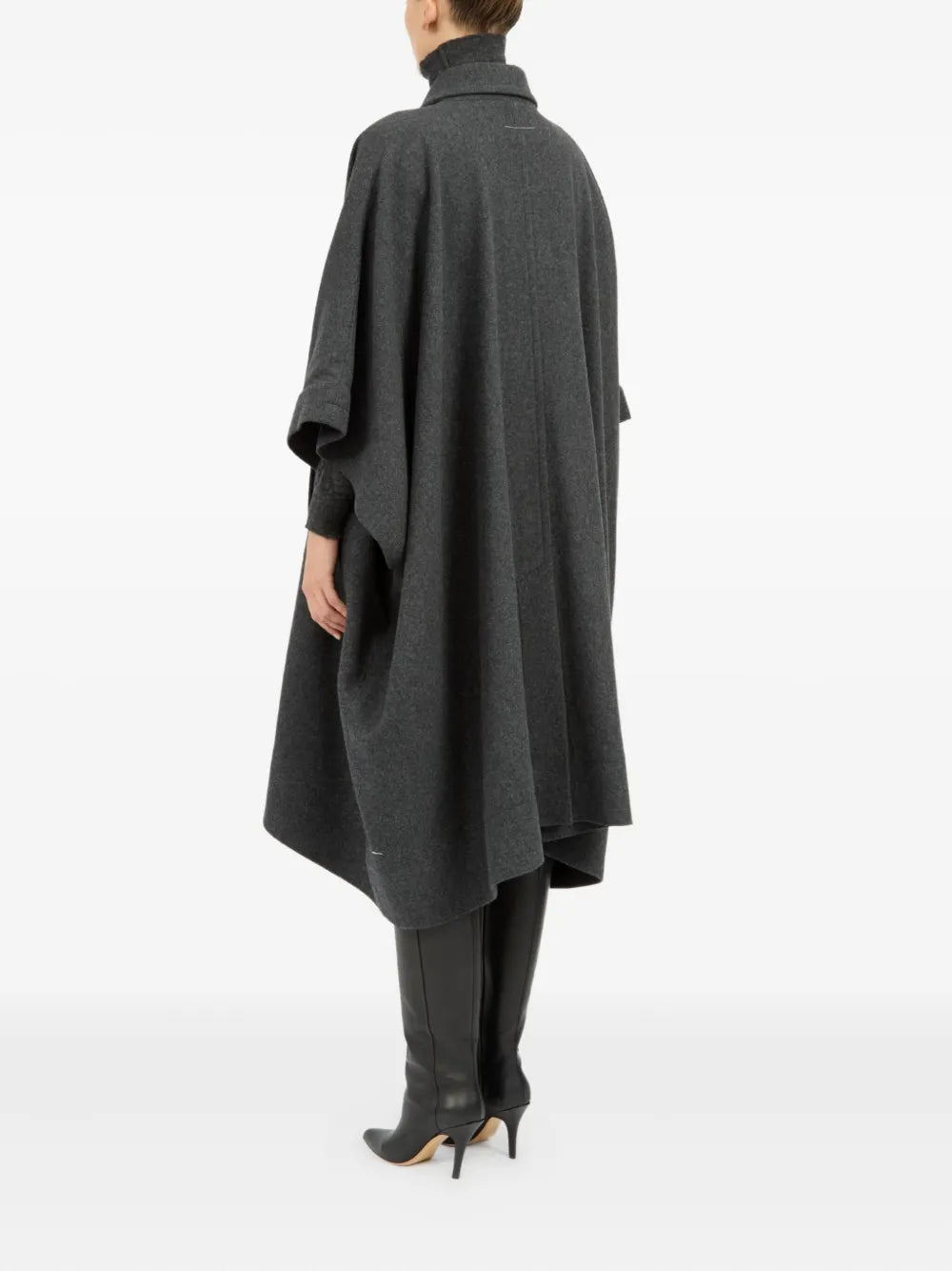Asymmetric cape-MM6-Verso