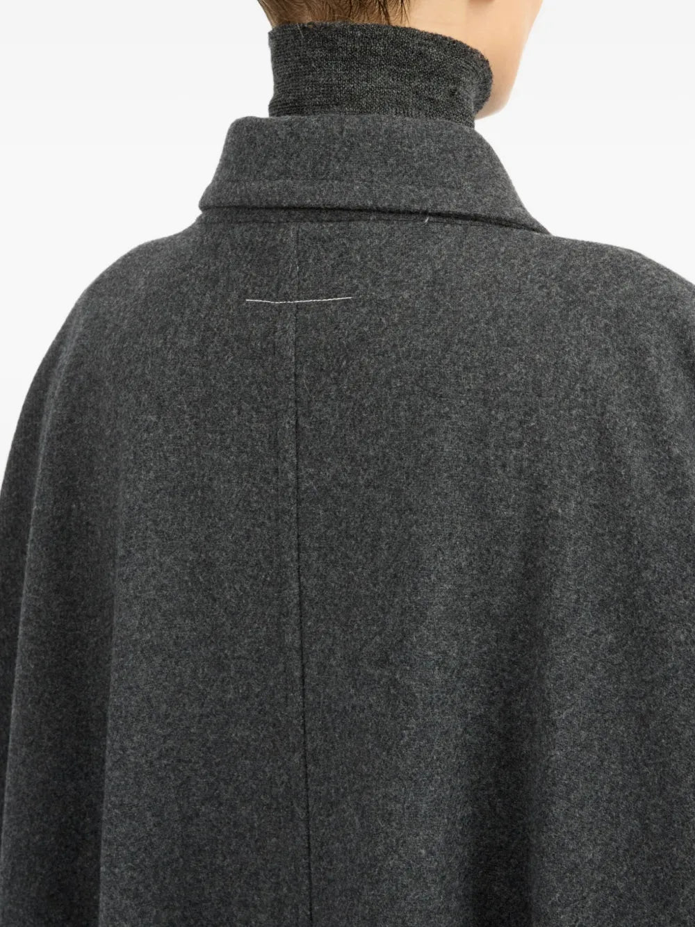 Asymmetric cape-MM6-Verso