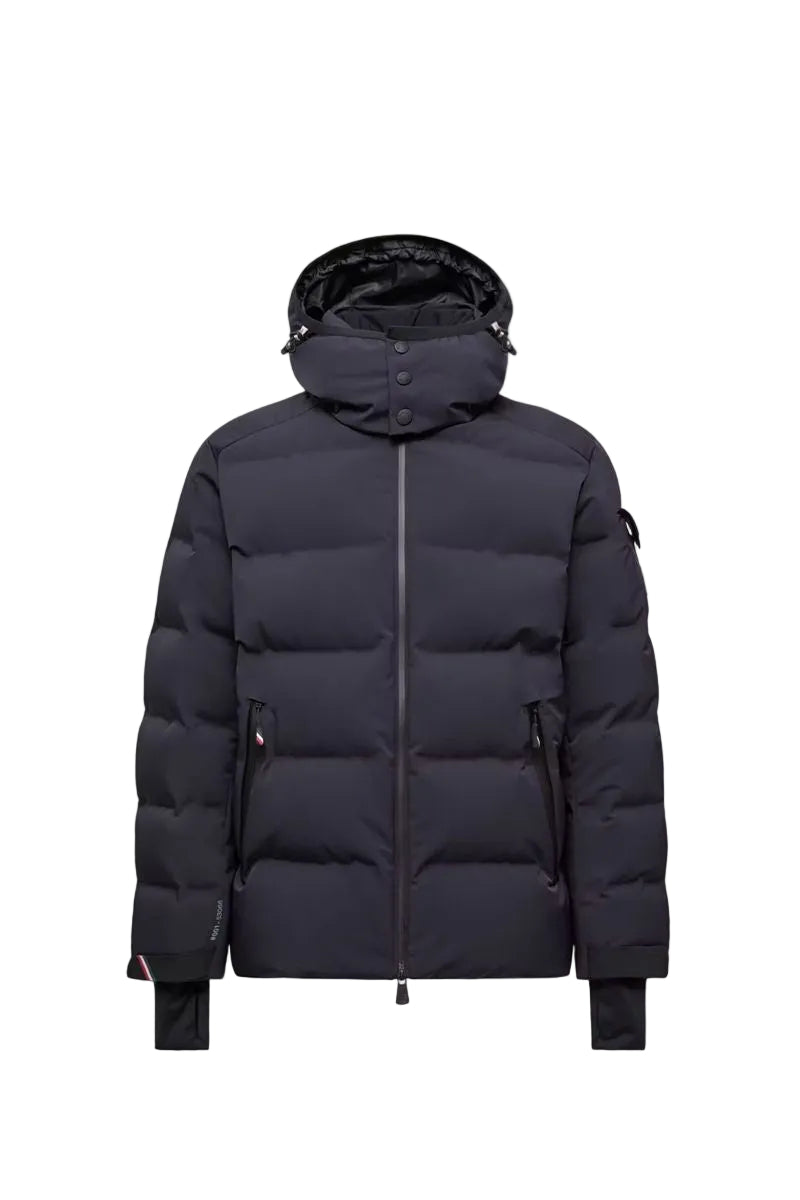 Made for protection and easy movement, the men's montgetech jacket blends wind‑ and water‑repellent protection with 4‑way stretch comfort.