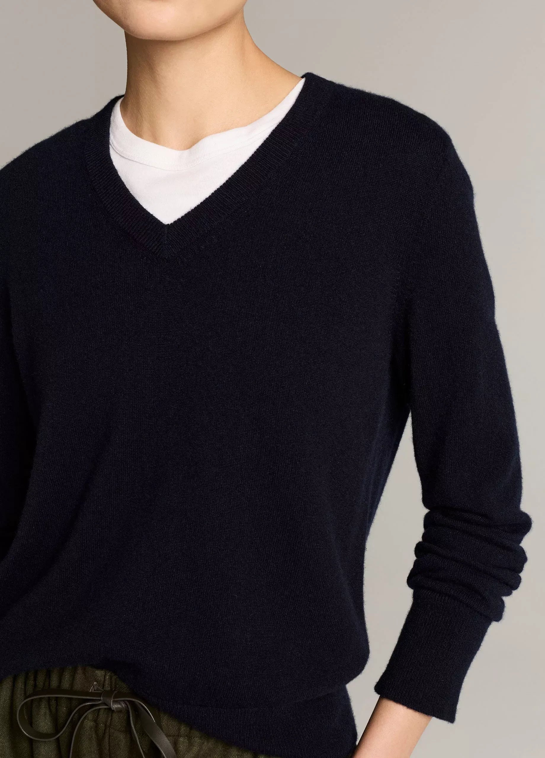 Cashmere casual v-neck sweater-VINCE-Verso