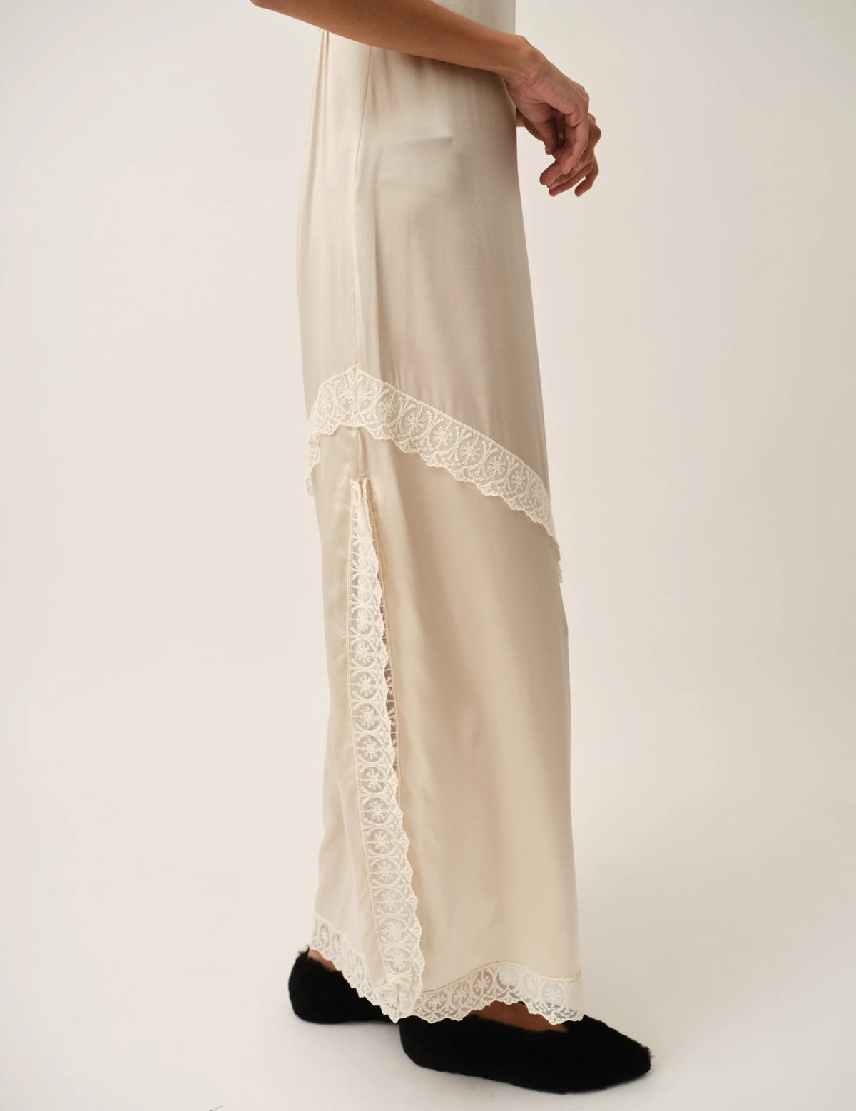 Cata lace dress-THE GARMENT-Verso