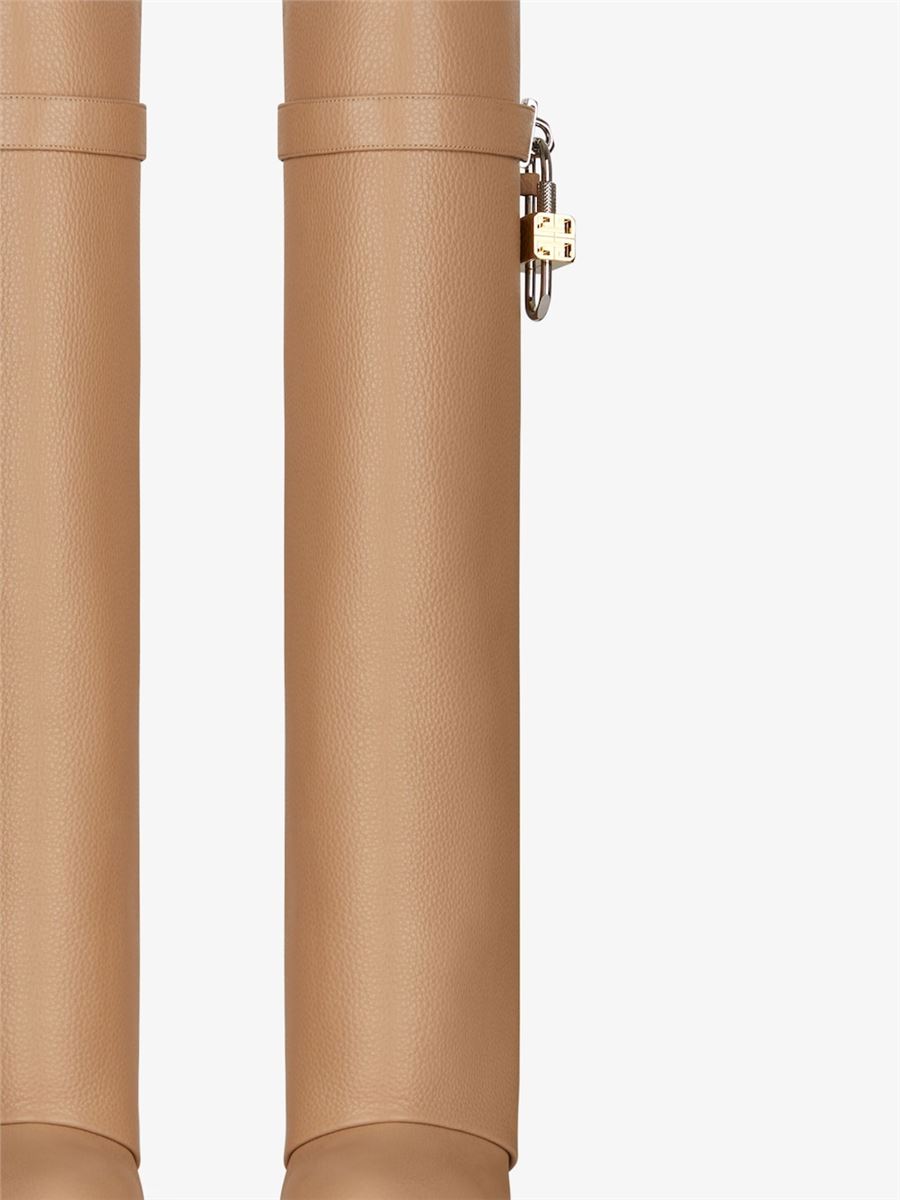 SHARK LOCK BOOTS IN GRAINED LEATHER -  GIVENCHY -  Verso