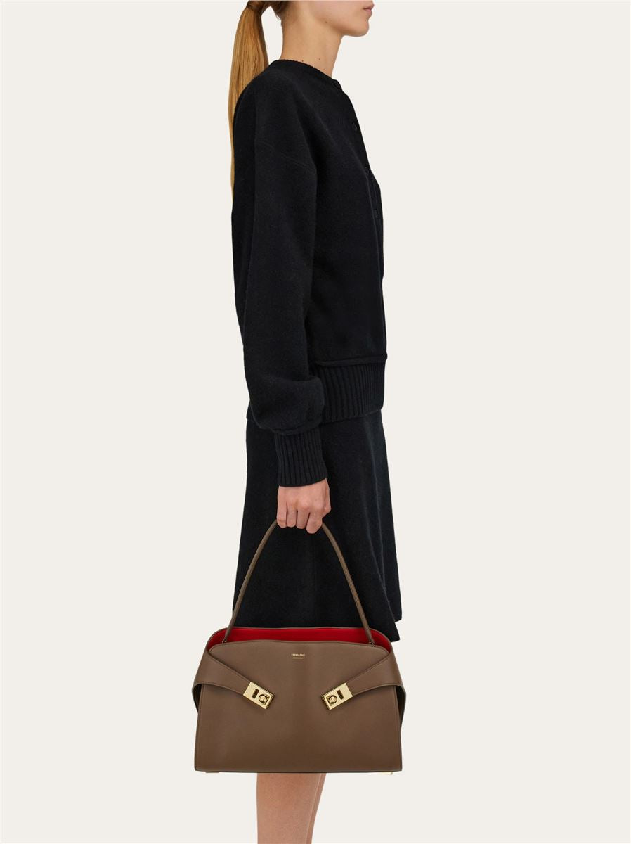 Hug soft two-tone shoulder bag (m)-FERRAGAMO-Verso