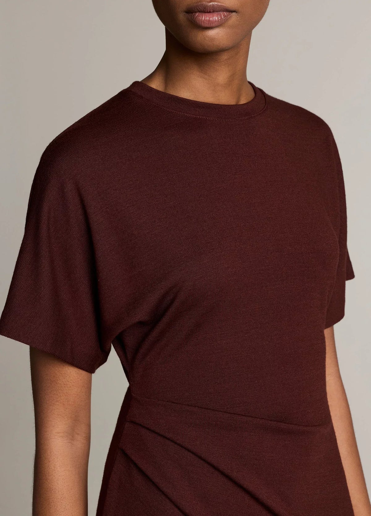 Ruched-side knit short-sleeve dress-VINCE-Verso