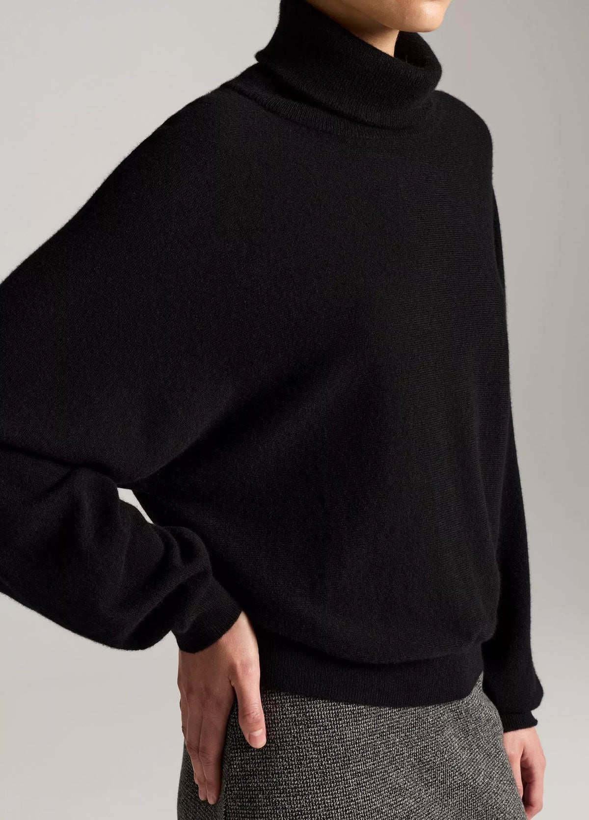 Wool-cashmere dolman-sleeve turtleneck sweater-VINCE-Verso