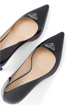 LOGO-PLAQUE PATENT LEATHER PUMPS