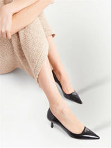 LOGO-PLAQUE PATENT LEATHER PUMPS